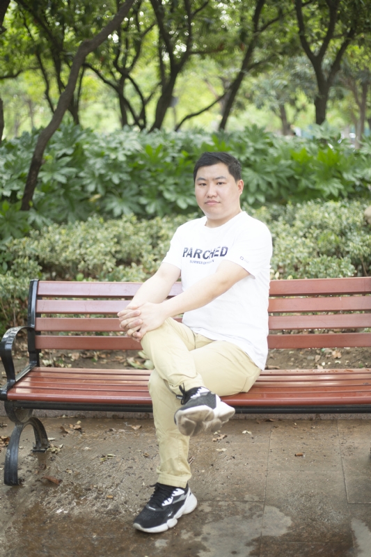 抱着鱼睡觉的猫的第一张照片--益阳闪婚服务中心